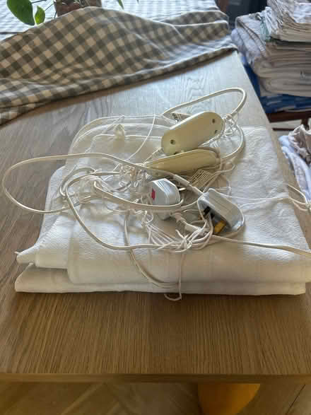 Photo of free 2 single electric blankets (Tooting Bec/Balham SW17) #1