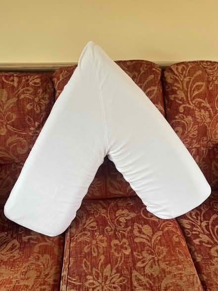 Photo of free V shape memory foam pillow (Vale of White Horse SN7) #1