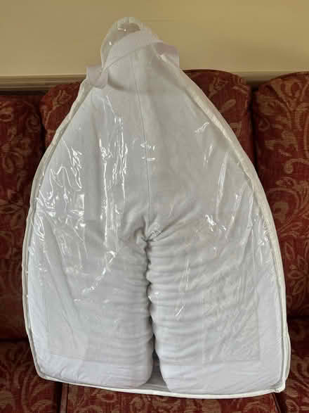 Photo of free V shape memory foam pillow (Vale of White Horse SN7) #2