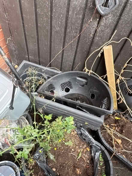 Photo of free plant pots and soil (Adelphi PR1) #1