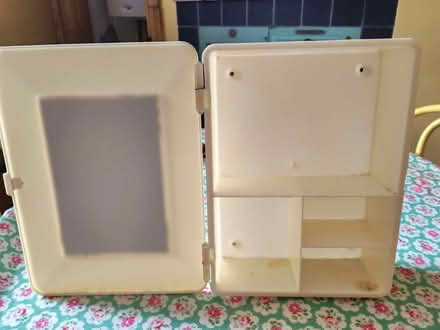 Photo of free Vintage 1960s bathroom cabinet (Rosemount AB25) #3