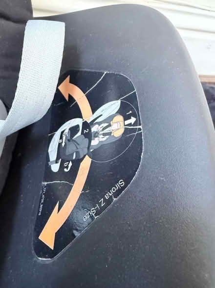 Photo of free Cybex Cloud Z i-Size infant carseat (Fulham SW6) #3