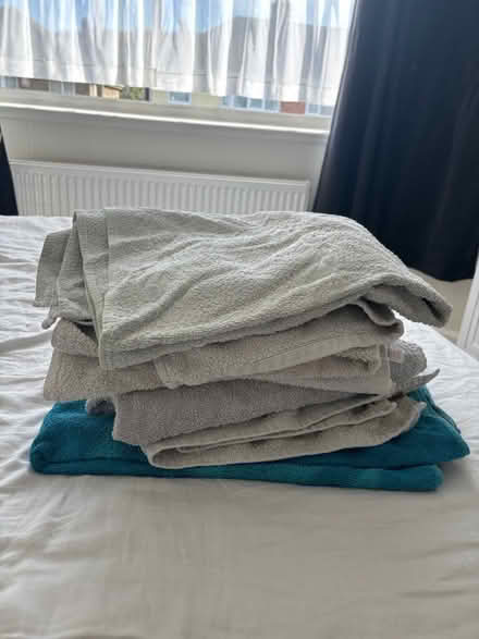 Photo of free x6 bath towels (Bs15 4ub) #1