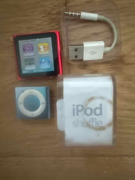 Photo of free I pods and earphones (Se6 2ha) #2