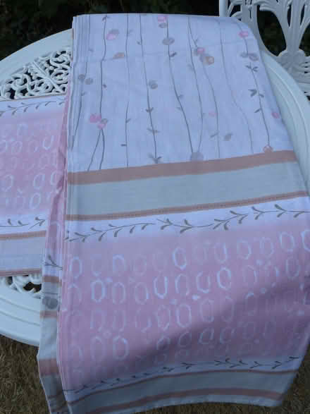 Photo of free Single duvet cover. Pink/beige abstract floral sections (Kempsey WR5) #2