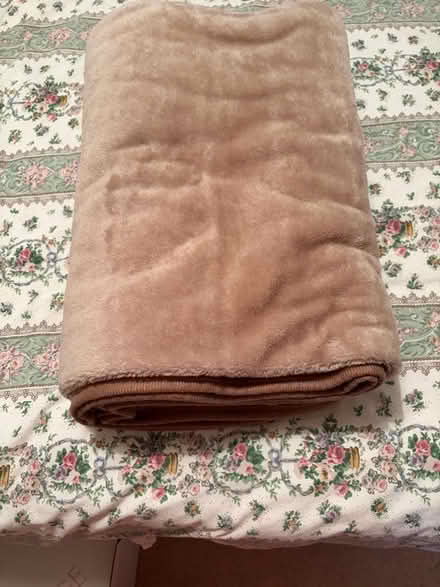 Photo of free King size fleece blanket (Rosemount AB25) #1