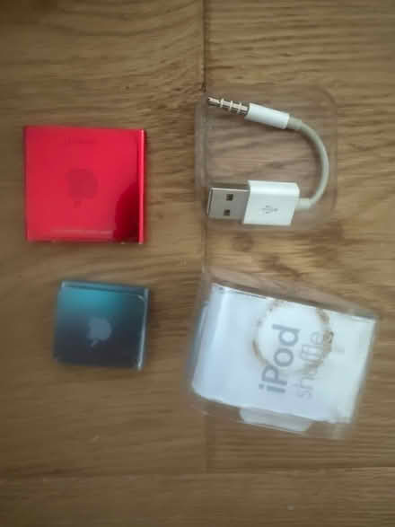 Photo of free I pods and earphones (Se6 2ha) #3