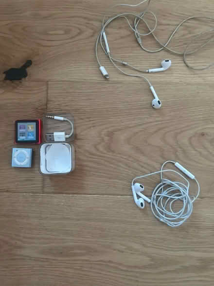 Photo of free I pods and earphones (Se6 2ha) #1