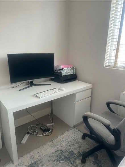 Photo of free desk (sw198rx) #1