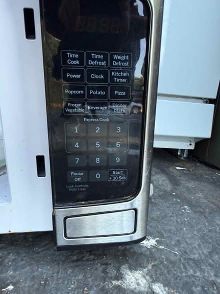 Photo of free GE microwave oven (1075 Valencia Avenue) #2