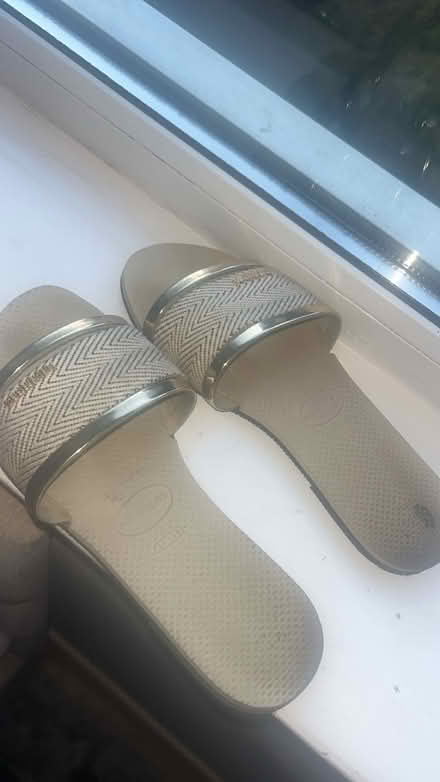 Photo of free Havianas (Coulsdon town station) #1