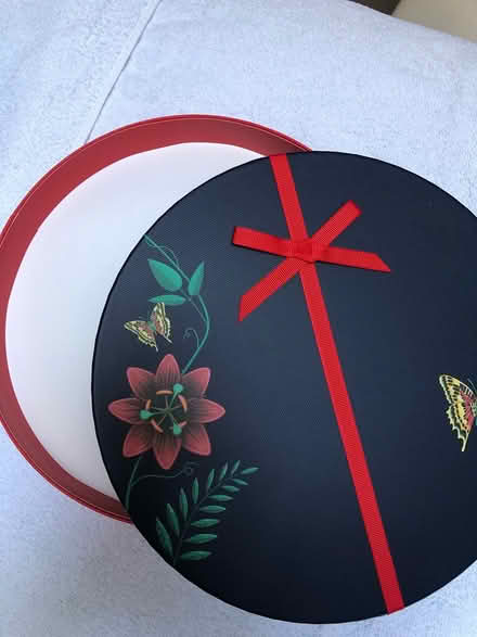 Photo of free decorative circular box/tray (Hempstead ME7) #1