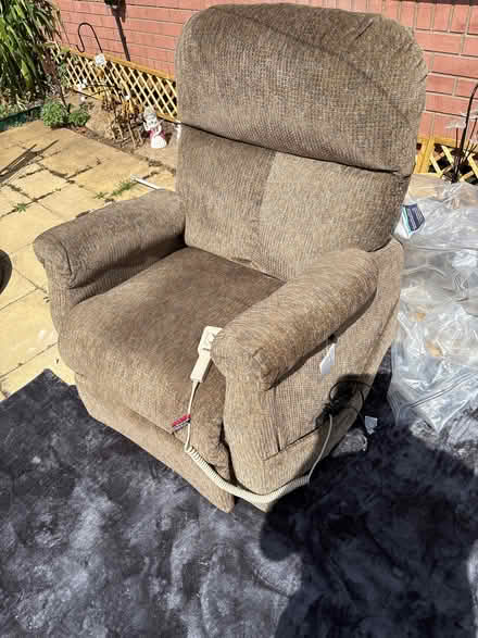 Photo of free Brown electric recliner chair perfect condition (Alkborough DN15) #1
