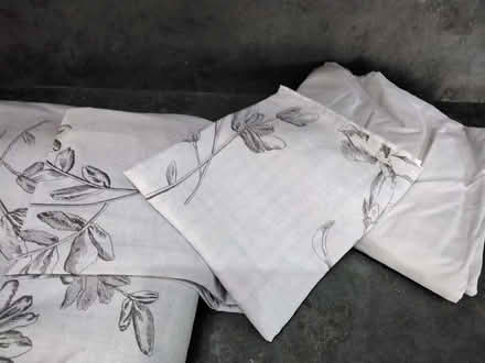 Photo of free King Size grey duvet set double matching sheet (Delapre NN4) #3