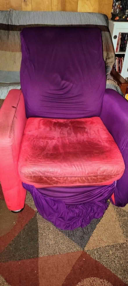 Photo of free Red electric recliner NO CORD (Largo near indian rocks) #2