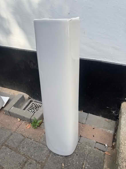 Photo of free White bathroom sink and pedestal (Berkhamsted HP4) #3