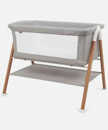 Photo of free Babylo You & Me Crib with matteeas (Knotty Ash L14) #1
