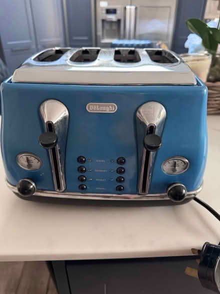 Photo of free Delonghi four slice toaster (IP33 2DR) #1