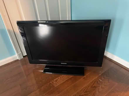 Photo of free Samsung 32 inch LCD TV (Falls Road Park) #1