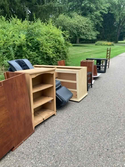 Photo of free Misc.furniture (Maple and drake area) #2