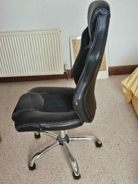 Photo of free High-back office chair on rollers (Menstrie FK11) #2