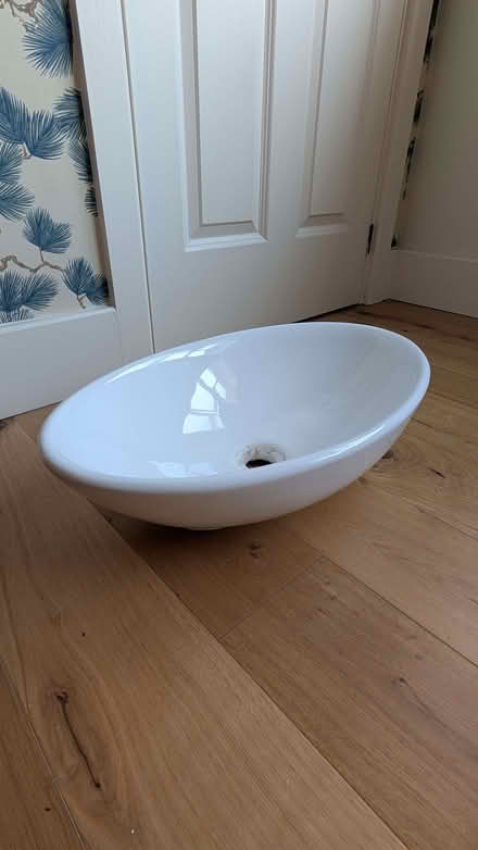 Photo of free Ceramic bathroom sink (Kennington SE11) #2