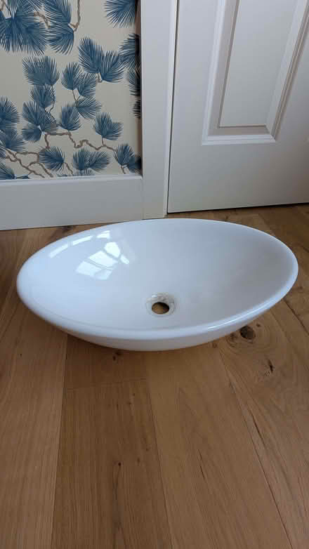Photo of free Ceramic bathroom sink (Kennington SE11) #3