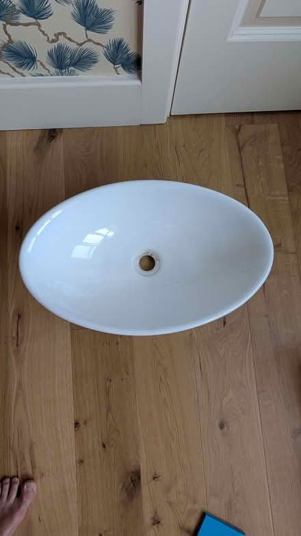 Photo of free Ceramic bathroom sink (Kennington SE11) #1