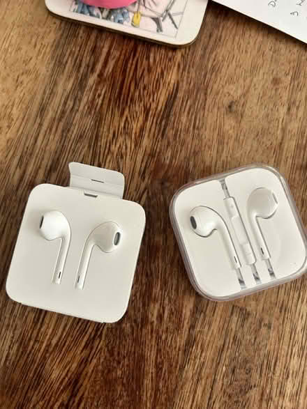 Photo of free Wired Apple headphones (Chiswick W4) #1