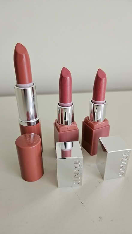 Photo of free Clinique lipstick samples (Epsom KT17) #4