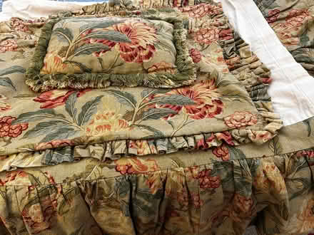 Photo of free King size bed skirt, 2 matching pillow shams and cushion (West End EH3) #2