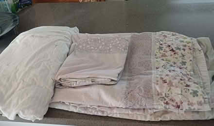 Photo of free king size duvet cover with 2 matching pillow cases (Pangbourne RG8) #1