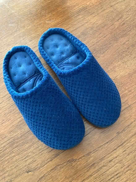 Photo of free isotoner Ladies Popcorn Mule Slippers Size 4 (Goldsworth Park GU21) #1