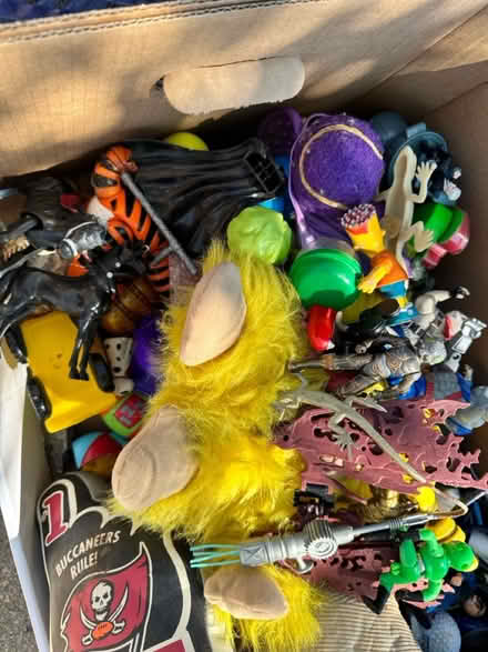 Photo of free box of toys💙 (Sun valley) #2