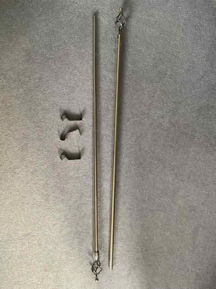 Photo of free Extendable curtain rod with hanging brackets (Gyle EH12) #1