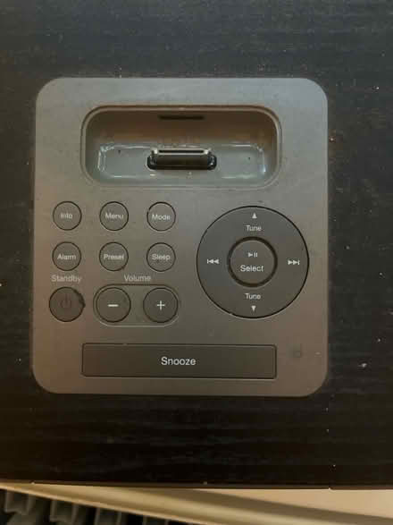 Photo of free Robert’s radio with aux and old old iPhone dock (Bloomfield BA2) #4