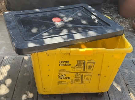 Photo of free worm bin (Sunnyvale near Raynor Park.) #1