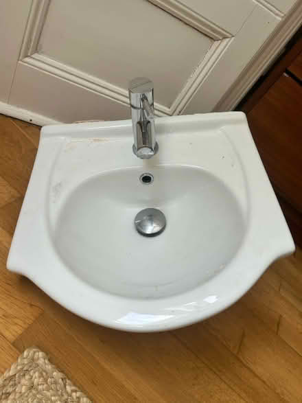 Photo of free Small bathroom sink (Stroud Green N4) #1