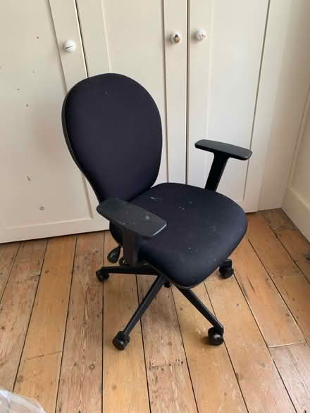 Photo of free Office chair (Near Thornhill square N1) #1