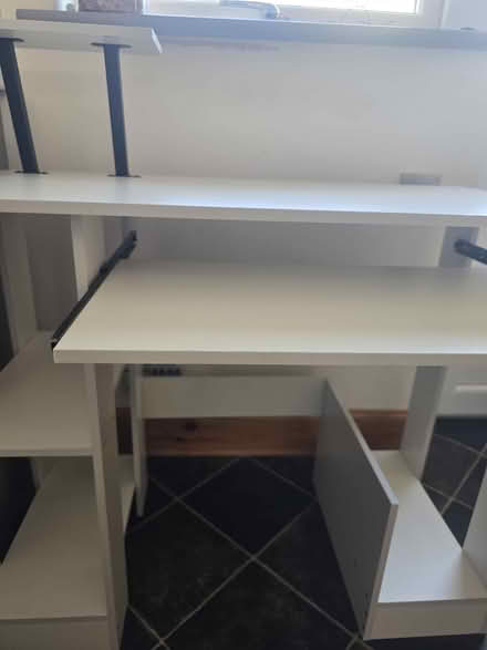 Photo of free White PC desk with keyboard tray (New Elgin IV30) #2