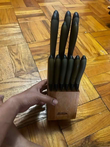 Photo of free Gently Used Kitchen Knife Set (Corn of Qns. Blvd. and 83rd Av) #1
