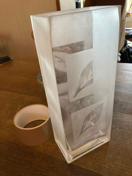 Photo of free Glass vase with frosted leaf pattern (Kendal LA9) #2