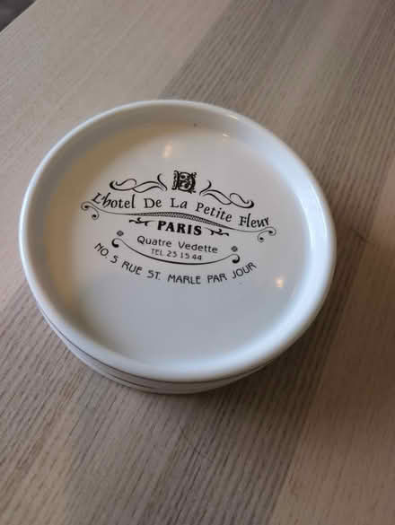 Photo of free China soap dish (Aston OX18 2) #1