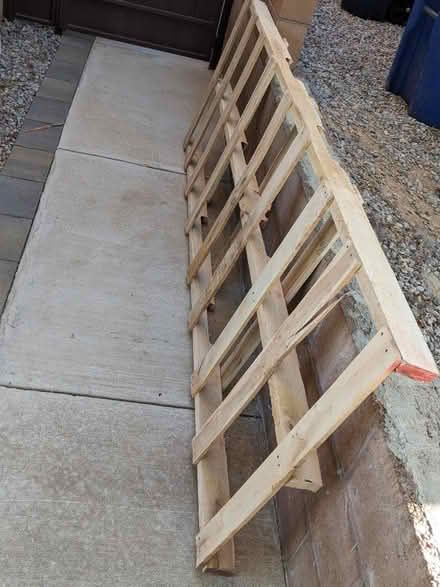 Photo of free Pallet (Volterra (SE Albuquerque)) #1