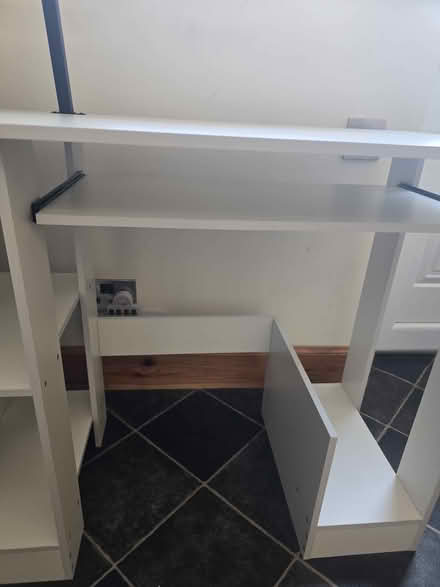 Photo of free White PC desk with keyboard tray (New Elgin IV30) #3