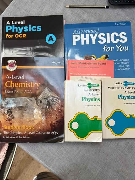 Photo of free A-Level Physics Text Books (The Maltings LS26) #1