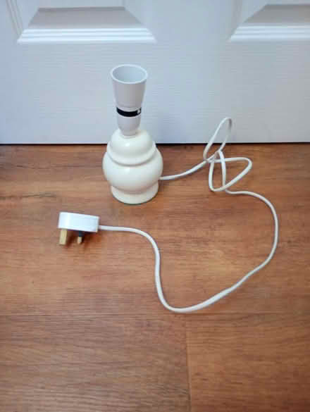 Photo of free Cream bedside lamp - working (nr big Sainsburys A4 SL1) #1