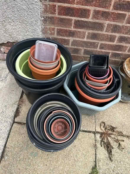 Photo of free Various sized Plant pots (OL6, Ashton under Lyne) #1