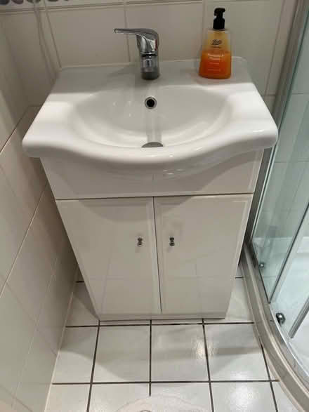 Photo of free vanity unit with basin (Enfield N21) #2