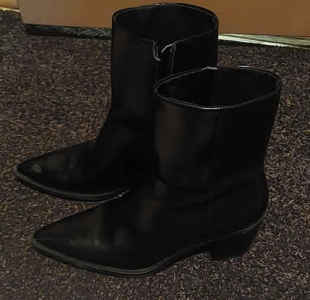 Photo of free Black female boots size 9 (Upper East Side) #1
